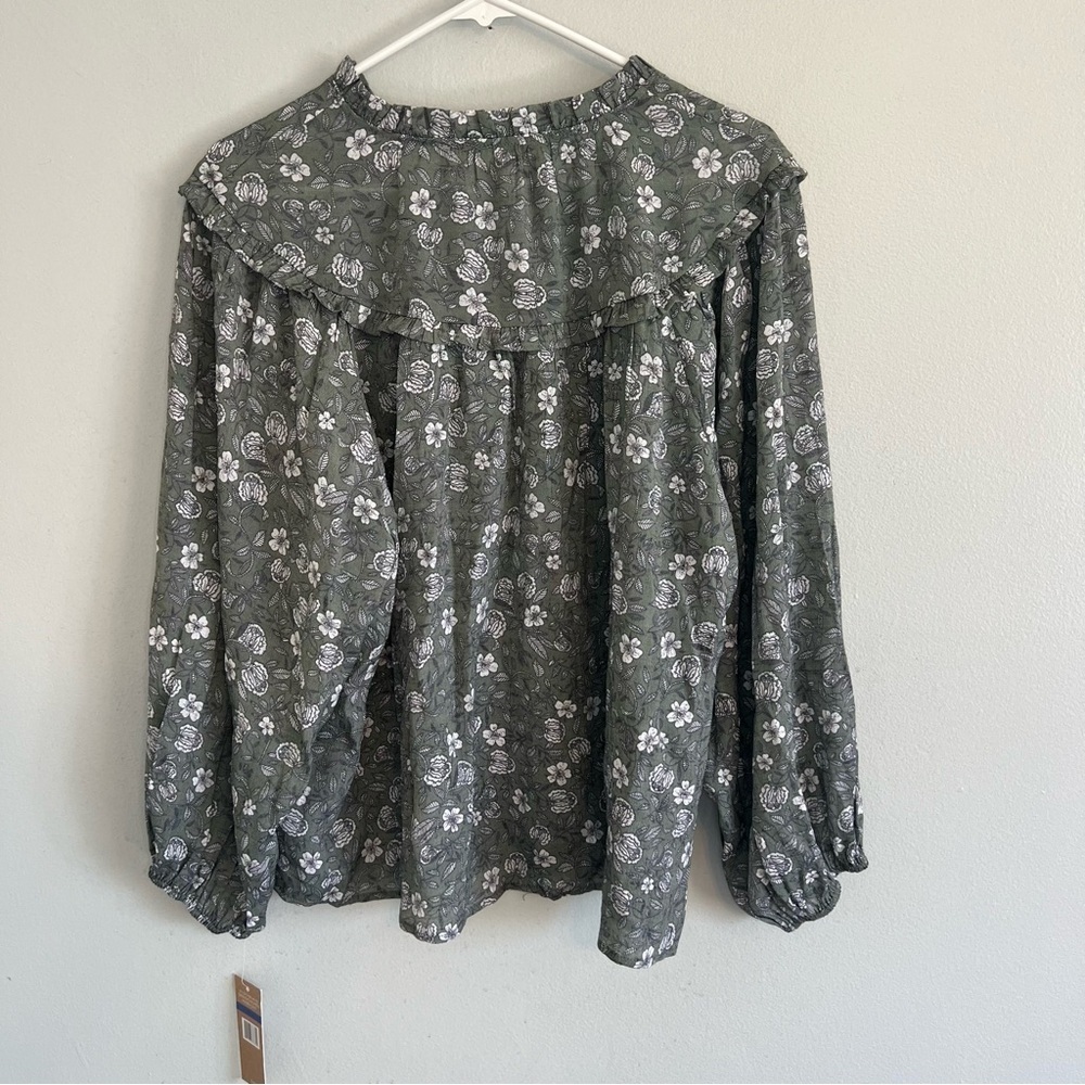 NWT Hope & Harlow Ruffle Neck Cuff Sleeve Gray Green Floral Blouse Sz XL Cottage - Picture 16 of 16